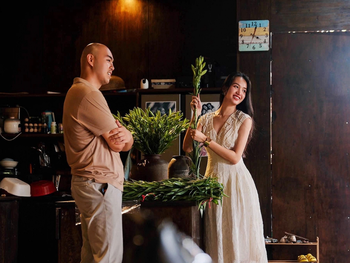 Nguyễn Hoàng Việt và Phan Anh Thư rạng rỡ bên nhau khi tới ủng hộ triển lãm "Xếp một khoảng trời" của họa sĩ Nguyễn Văn Hè.