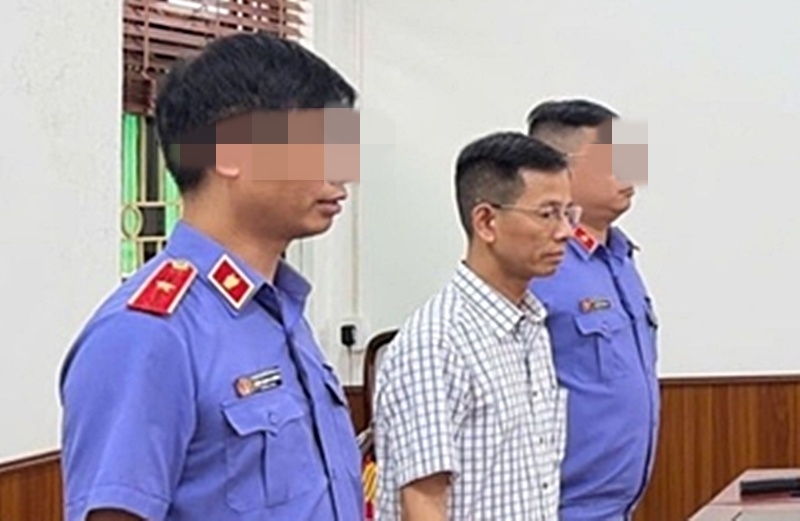 Ông Nguyễn Đăng Phong (áo kẻ trắng). Ảnh: VKSNDTC