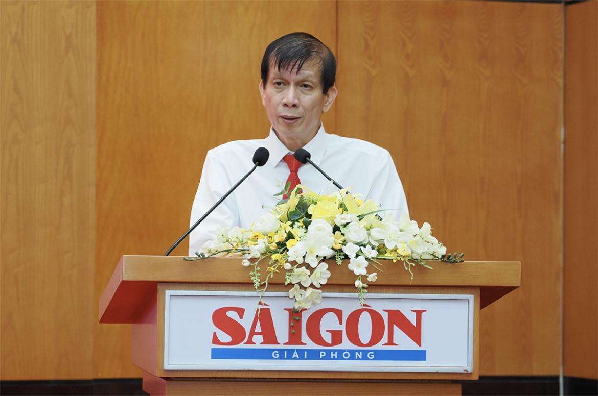 Tổng Biên tập Báo Sài Gòn Giải Phóng Nguyễn Khắc Văn công bố Công trình báo chí dữ liệu “50 năm thành phố mang tên Bác - Rạng rỡ tên vàng: Những dấu ấn”. Ảnh: SGGP