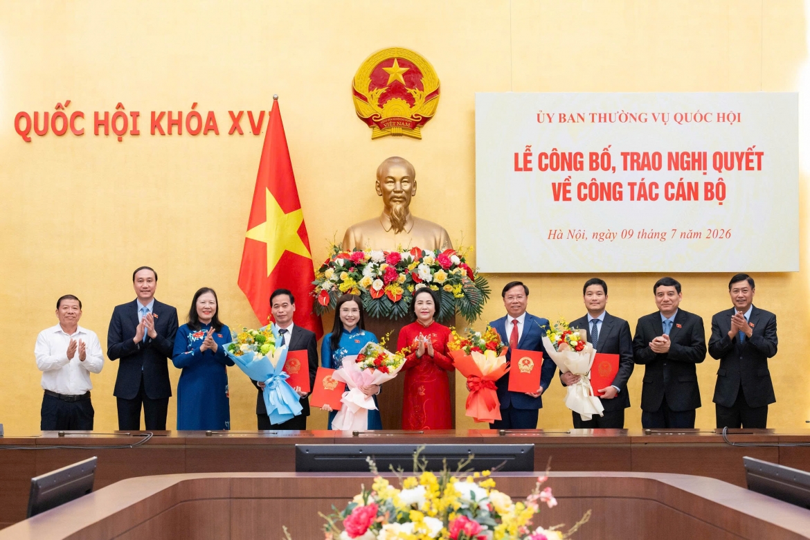 Phó Chủ tịch Quốc hội Nguyễn Thị Thanh trao Nghị quyết của Ủy ban Thường vụ Quốc hội và tặng hoa các cán bộ được bổ nhiệm. Ảnh: Quốc hội