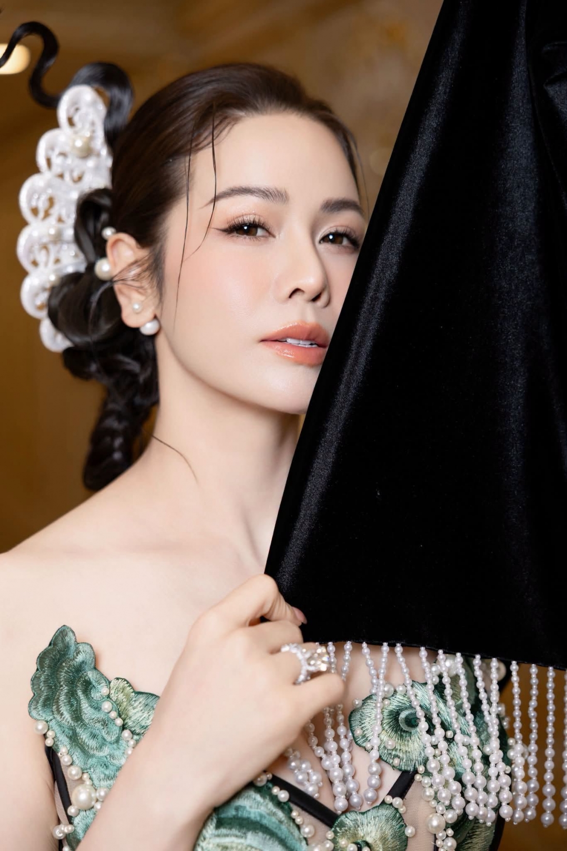 Nhật Kim Anh gây tò mò khi đăng ảnh mới kèm câu hỏi dí dỏm: "Con gái hơn nhau ở chữ 'hậu'. Hậu gì cả nhà ơi?". Bài đăng nhận về hàng nghìn bình luận với đủ đáp án hài hước từ cư dân mạng (Ảnh: FBNV).
