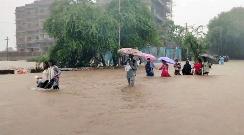 Nhiều tuyến đường ở Mumbai ngập lụt. Ảnh: ANI