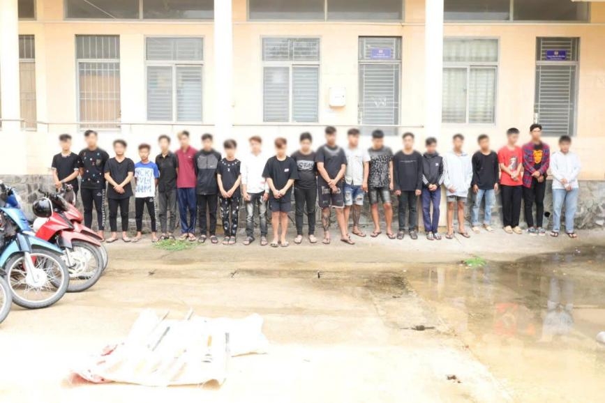Các đối tượng liên quan tại cơ quan công an. Ảnh: Công an thành phố Cần Thơ