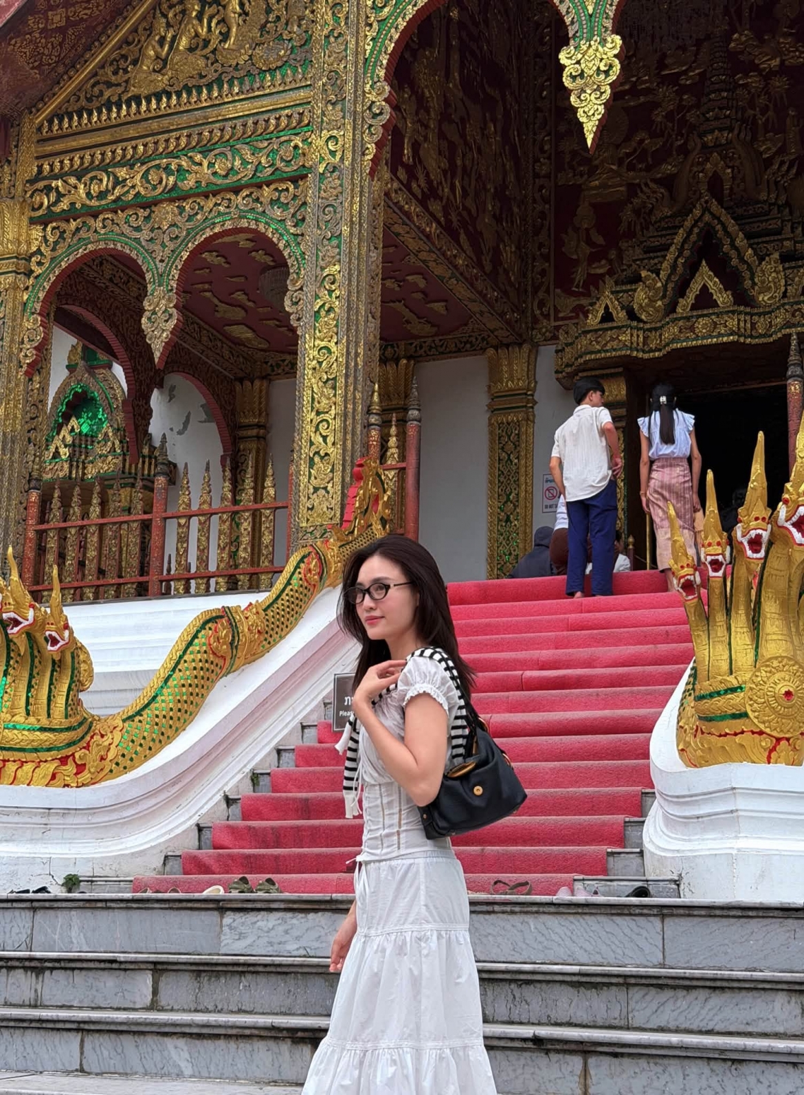 Ninh Dương Lan Ngọc chia sẻ loạt ảnh trong chuyến đi chùa với phong cách nhẹ nhàng, thanh lịch. Hình ảnh mộc mạc của nữ diễn viên nhận được nhiều lời khen từ người hâm mộ (Ảnh: FBNV).