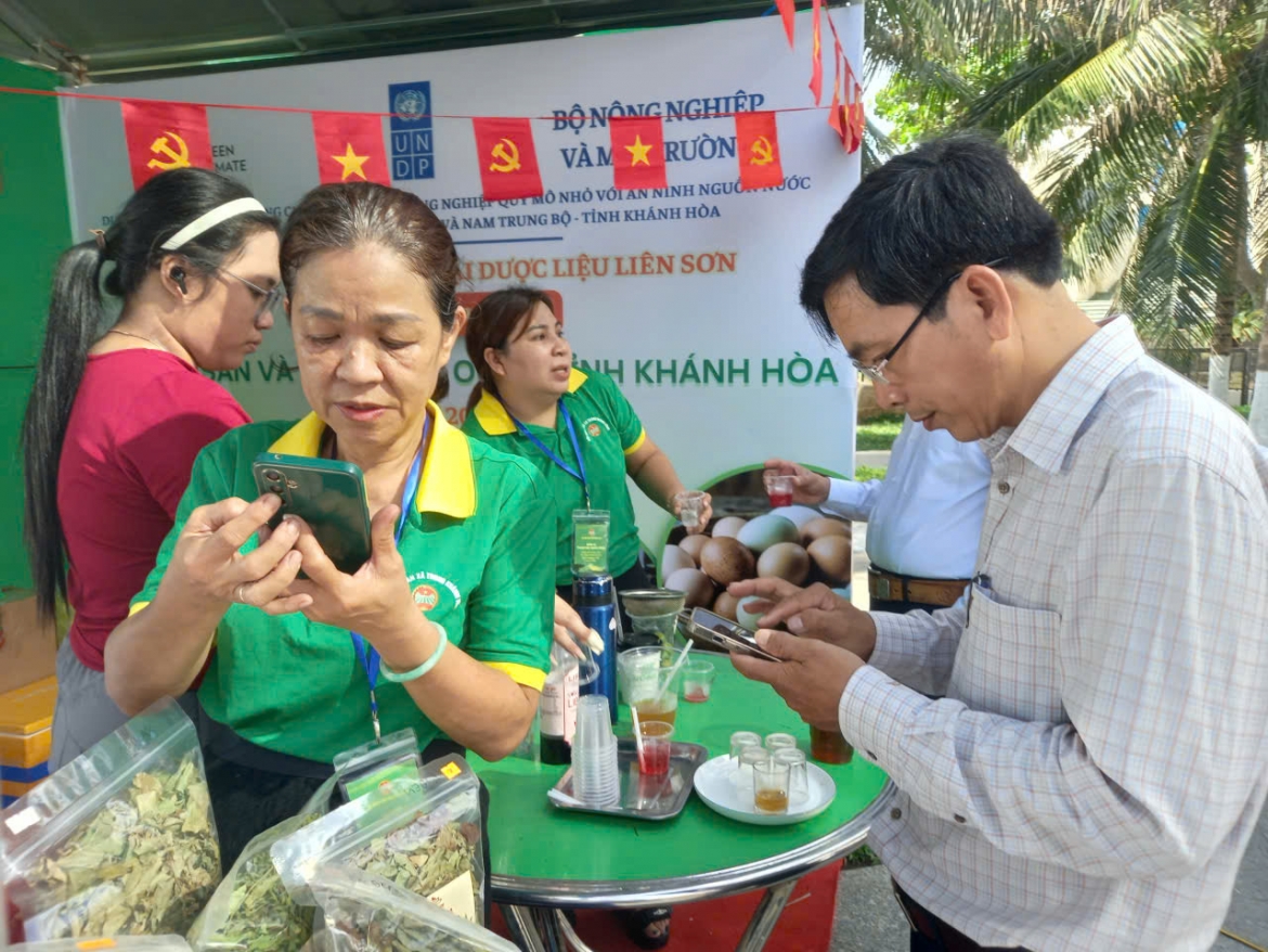 Các nông dân, doanh nghiệp giới thiệu nông sản
