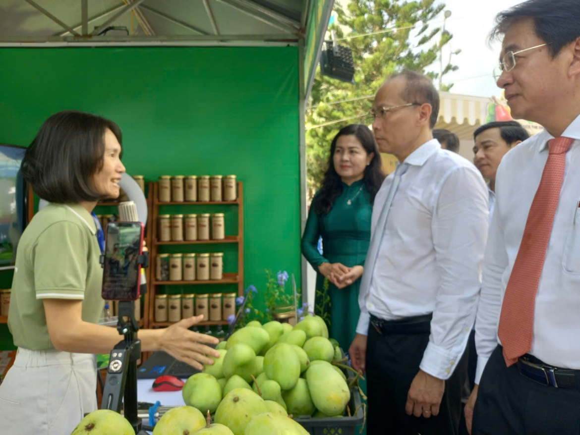 Các nông dân, doanh nghiệp giới thiệu nông sản