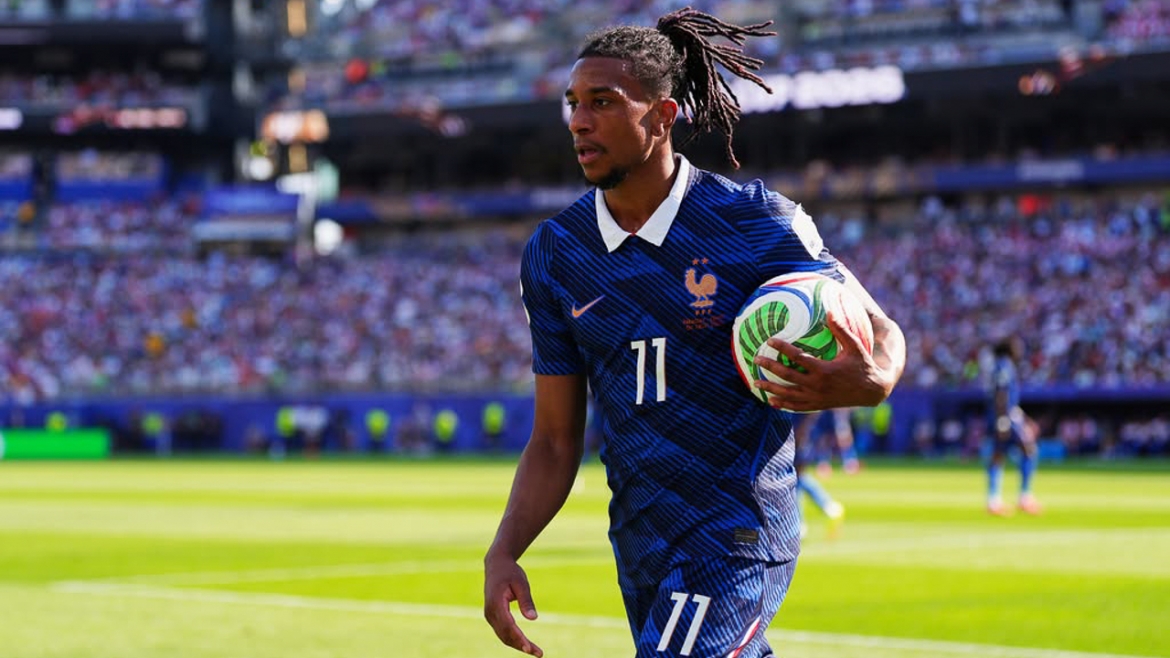 Olise không được FIFA xoá thẻ vàng (Ảnh: AP)