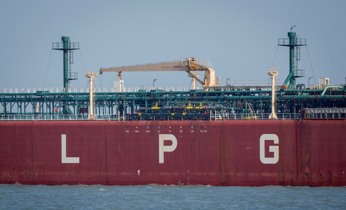 Tàu chở khí hóa lỏng LPG Shivalik cập cảng Mundra qua eo biển Hormuz. Ảnh: Reuters