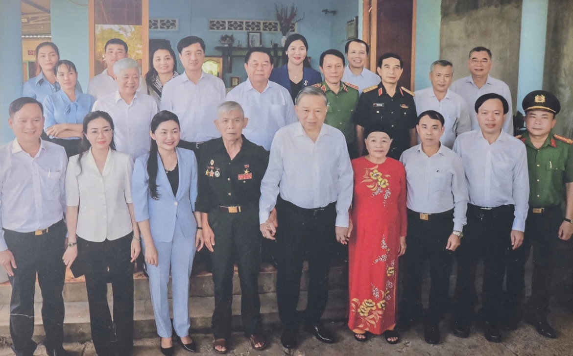 Ghi nhận những đóng góp to lớn của ông cho đất nước, vào tháng 1/2025, Tổng Bí thư, Chủ tịch nước Tô Lâm đã đến thăm hỏi và tặng quà tri ân gia đình ông. Ảnh: Nhân vật cung cấp