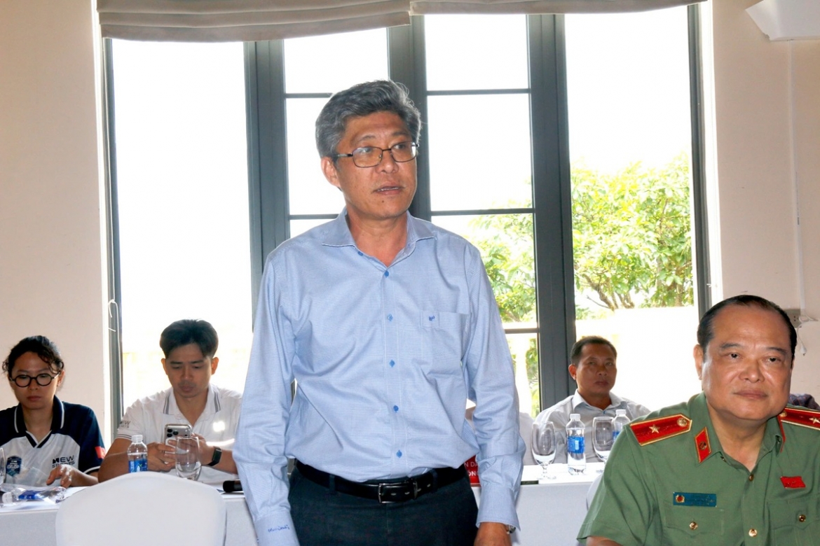 Phó Chủ tịch UBND tỉnh Lâm Đồng Nguyễn Minh phát biểu tại buổi họp. Ảnh: B.H