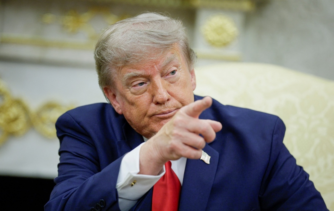 Ông Trump dọa mở rộng không kích, tuyên bố sẽ nhắm vào nhà máy điện và cầu đường của Iran. Ảnh: Reuters
