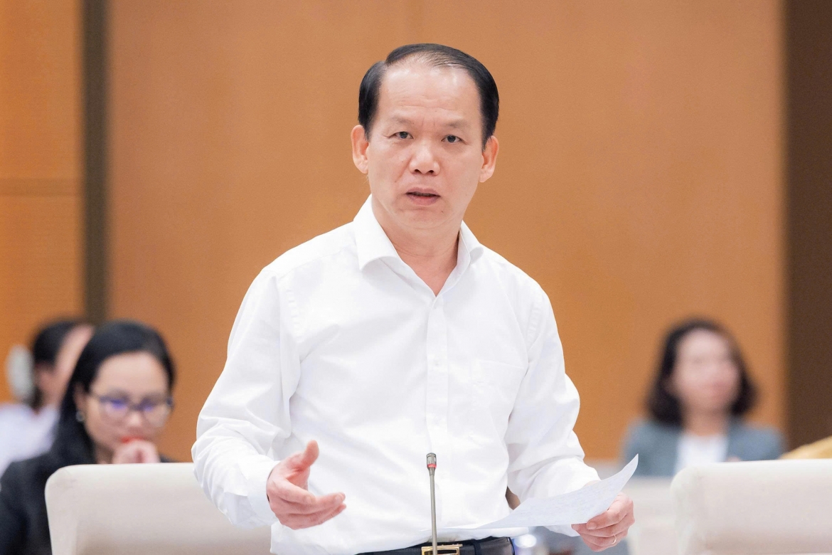 Bộ trưởng Bộ Tư pháp Hoàng Thanh Tùng báo cáo tại Phiên họp.