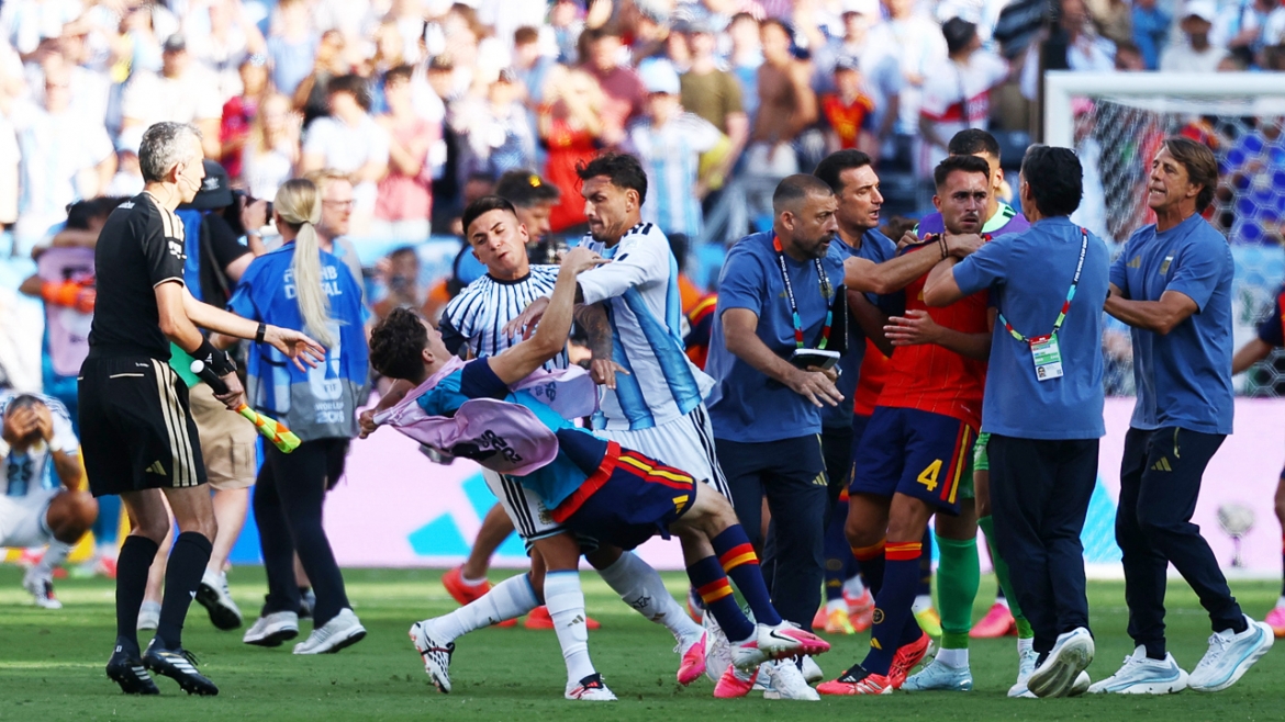 Leandro Paredes cùng một số cầu thủ Argentina mất bình tĩnh tạo nên cảnh tượng không đẹp sau trận chung kết World Cup 2026 (Ảnh: Reuters)