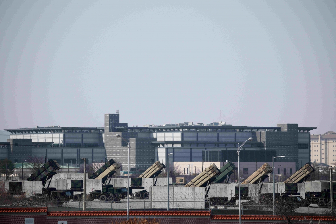 Các tổ hợp tên lửa Patriot tại một căn cứ quân đội Mỹ ở Pyeongtaek, Hàn Quốc (Ảnh: Reuters)