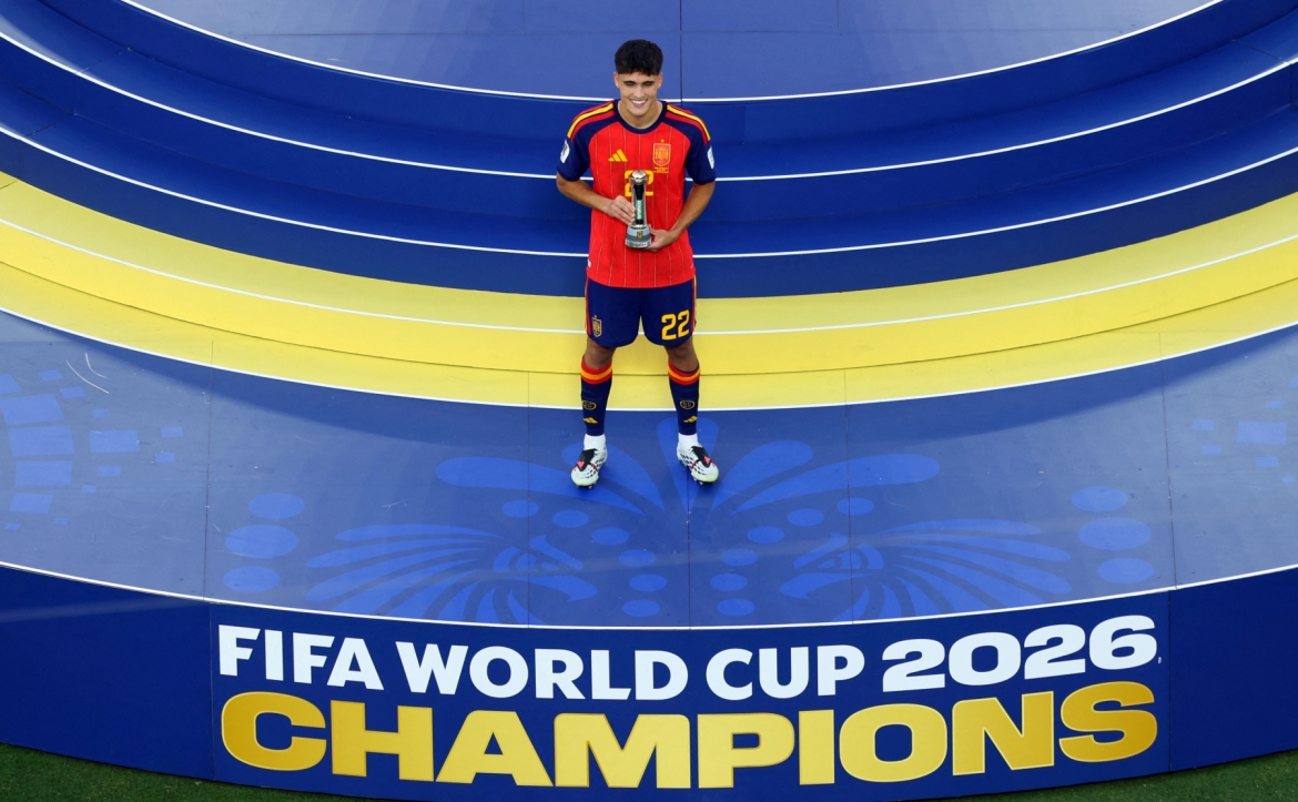 Trung vệ: Pau Curbasi là chủ nhân danh hiệu Cầu thủ trẻ xuất sắc nhất World Cup 2026 đã thể hiện đẳng cấp đáng nể ở tuổi 19. Phong độ chói sáng của Pau Curbasi đã khiến một loạt siêu sao như Cristiano Ronaldo, Kylian Mbappe hay Lionel Messi phải im hơi lặng tiếng. Ngoài ra, trung vệ này cũng là mắt xích quan trọng trong hệ thống kiểm soát bóng của Tây Ban Nha với những pha xử lý đầy tự tin và khả năng tung ra những đường chuyền chất lượng.