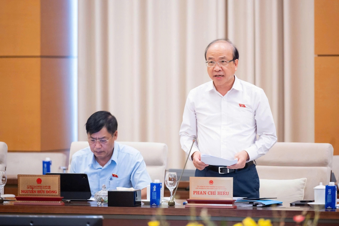 Chủ nhiệm Ủy ban Pháp luật và Tư pháp Phan Chí Hiếu báo cáo thẩm tra tại Phiên họp.