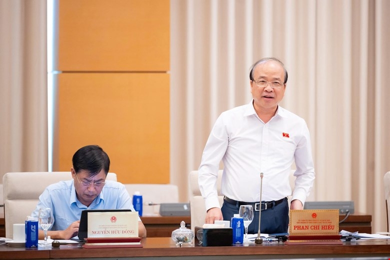 Chủ nhiệm Ủy ban Pháp luật và Tư pháp Phan Chí Hiếu báo cáo thẩm tra dự án Pháp lệnh.