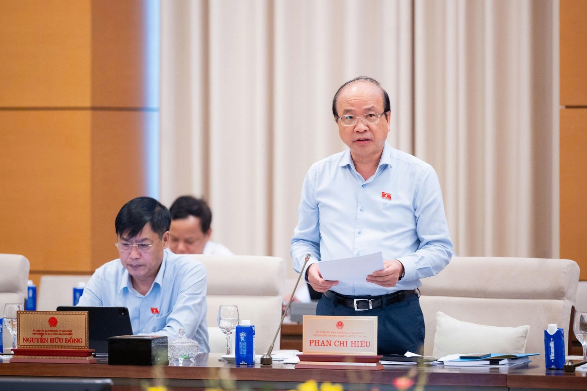 Chủ nhiệm Ủy ban Pháp luật và Tư pháp Phan Chí Hiếu báo cáo thẩm tra sơ bộ. Ảnh: Quốc hội.