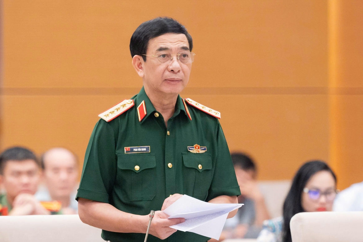 Phó Thủ tướng, Bộ trưởng Bộ Quốc phòng Phan Văn Giang trình bày tờ trình.