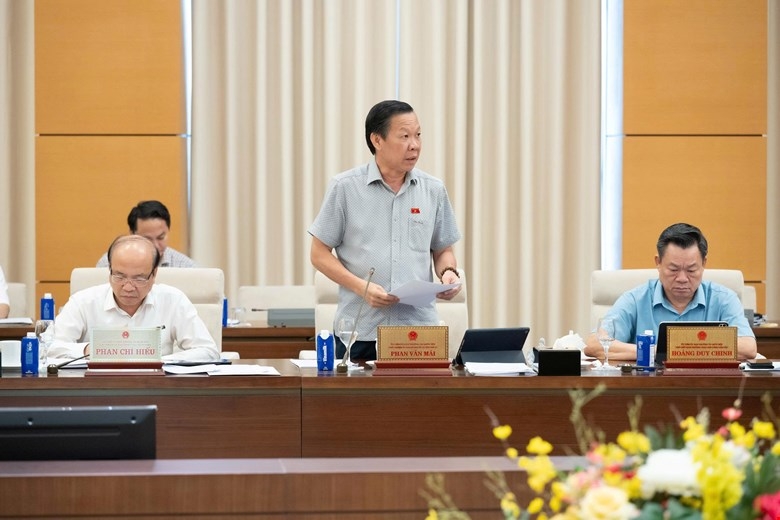 Chủ nhiệm Ủy ban Kinh tế và Tài chính Phan Văn Mãi báo cáo tóm tắt thẩm tra.