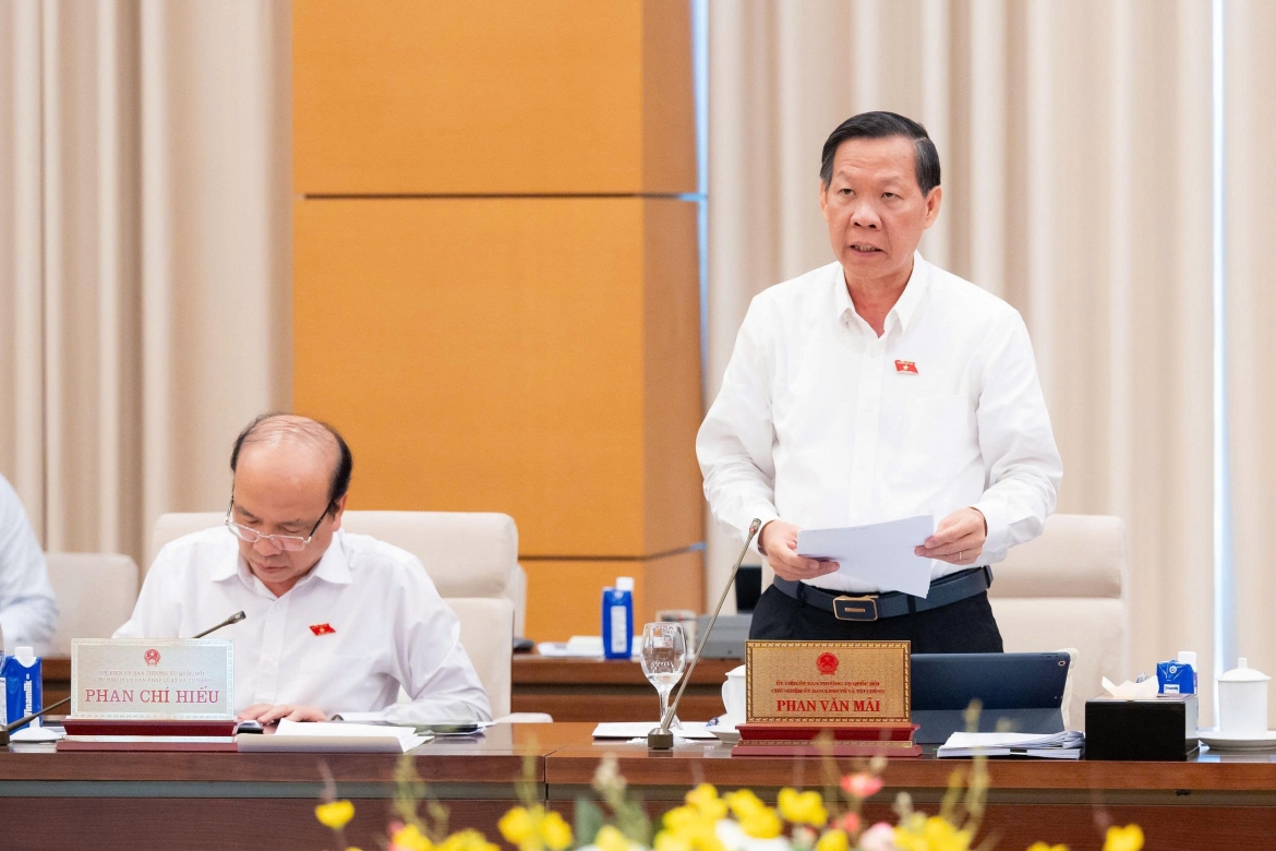 Chủ nhiệm Ủy ban Kinh tế và Tài chính Phan Văn Mãi trình bày báo cáo thẩm tra. Ảnh: Quốc hội