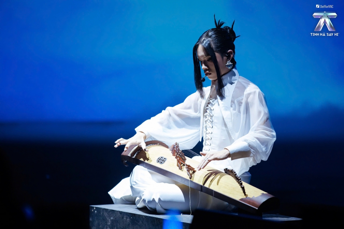 Pháp Kiều tự học đàn tranh, lần đầu làm đội trưởng tại Livestage 2