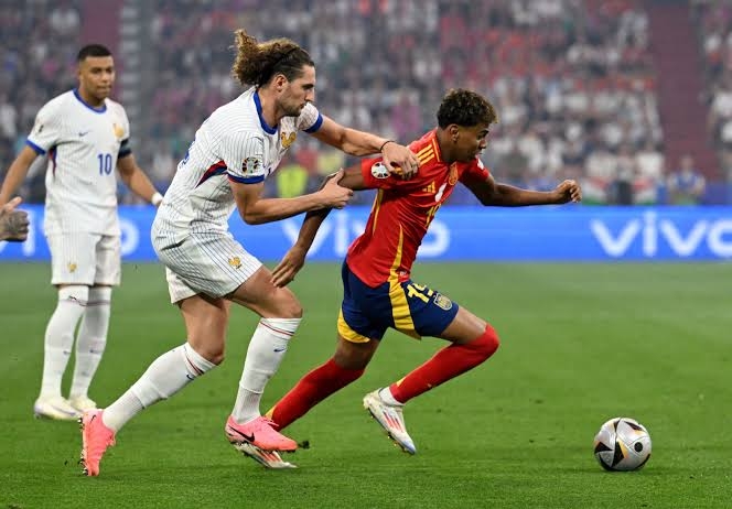 Mbappe chứng kiến Rabiot tranh chấp với Yamal ở bán kết EURO 2024. (Ảnh: Reuters)