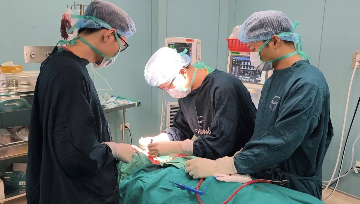 Bác sĩ tiến hành phẫu thuật cấp cứu cho bệnh nhân (Ảnh BVCC)