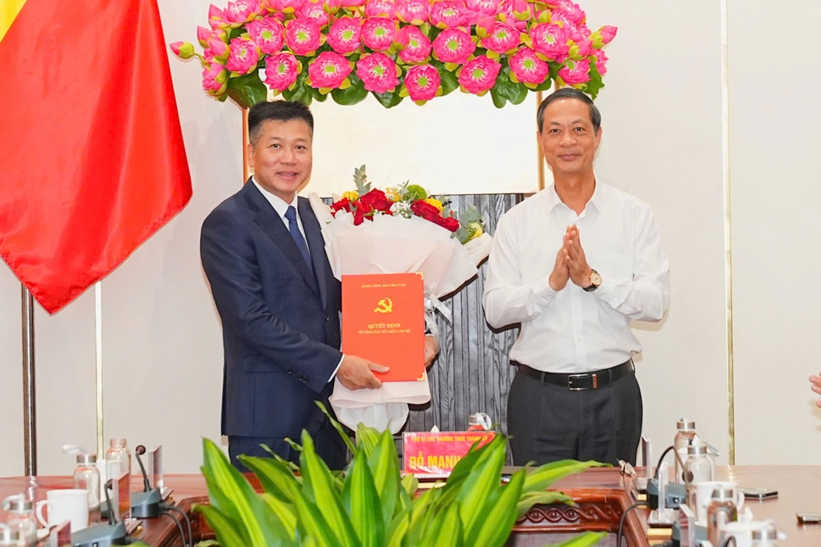 Phó Bí thư Thường trực Thành ủy Hải Phòng Đỗ Mạnh Hiến trao quyết định cho Phó Chánh Văn phòng Thành uỷ Nguyễn Bình Khánh (Ảnh: Đàm Thanh)