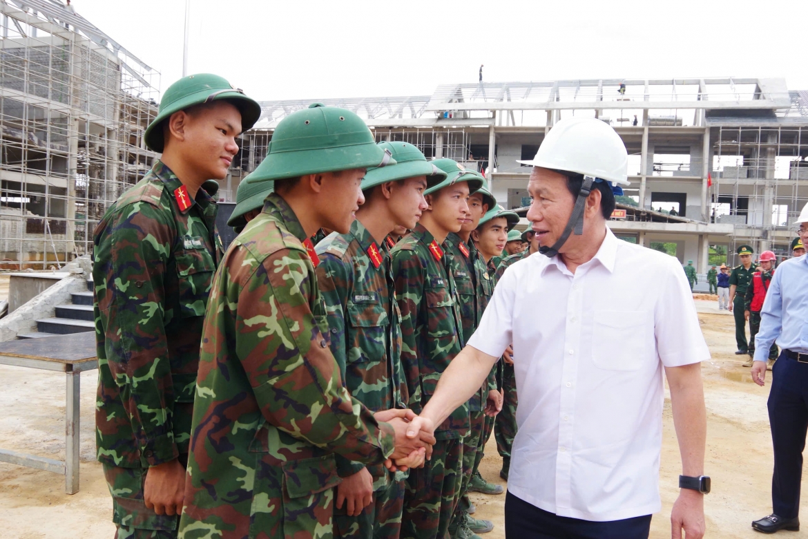 Phó Thủ tướng Lê Tiến Châu động viên cán bộ, chiến sĩ trên công trường Dự án Trường phổ thông nội trú liên cấp Tiểu học và Trung học cơ sở tại xã A Lưới 4