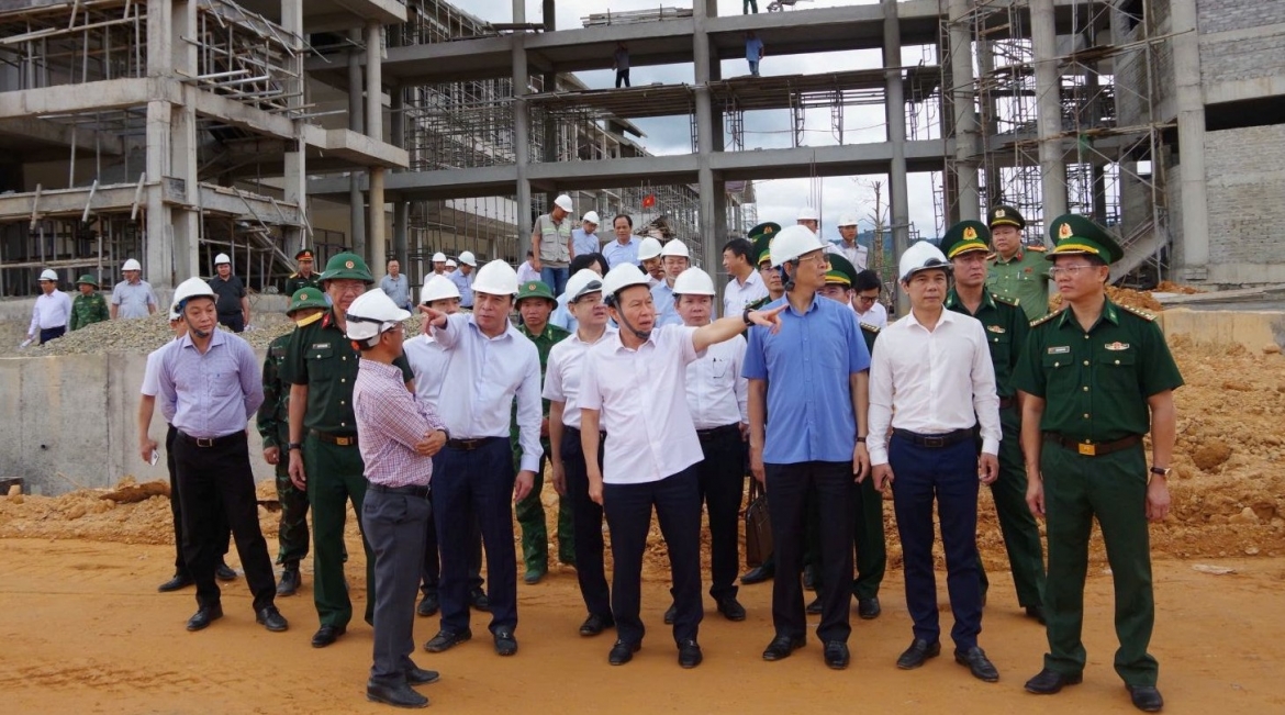Phó Thủ tướng Lê Tiến Châu kiểm tra tiến độ Dự án Trường phổ thông nội trú liên cấp Tiểu học và Trung học cơ sở tại xã A Lưới 4