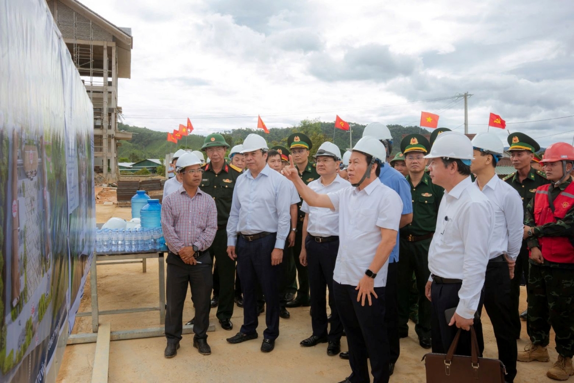 Phó Thủ tướng Lê Tiến Châu trao đổi với các đơn vị khi kiểm tra tiến độ Dự án Trường phổ thông nội trú liên cấp Tiểu học và Trung học cơ sở tại xã A Lưới 4