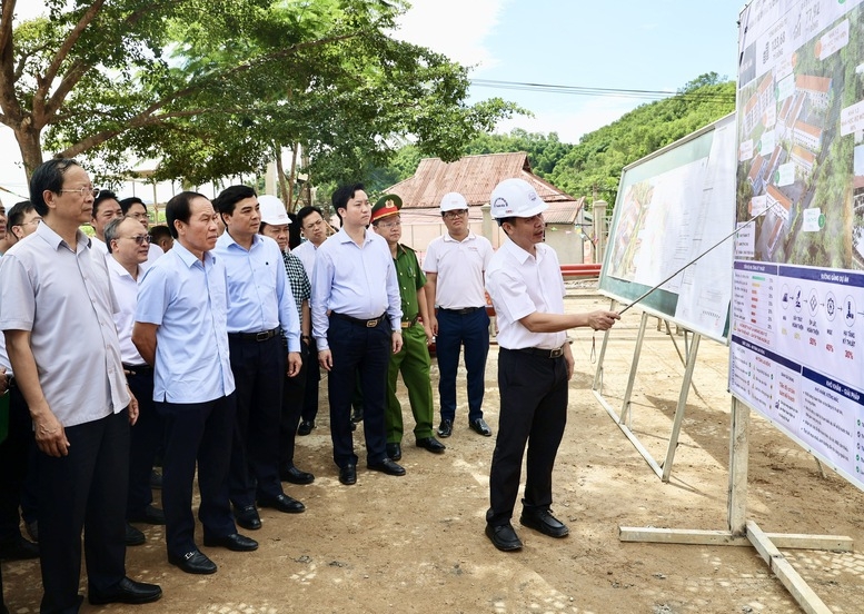 Phó Thủ tướng Lê Tiến Châu nghe các đơn vị báo cáo tình hình thi công dự án Trường Nội trú liên cấp TH&amp;THCS Yên Khương, xã Yên Khương, tỉnh Thanh Hóa - Ảnh: VGP/Thu Sa