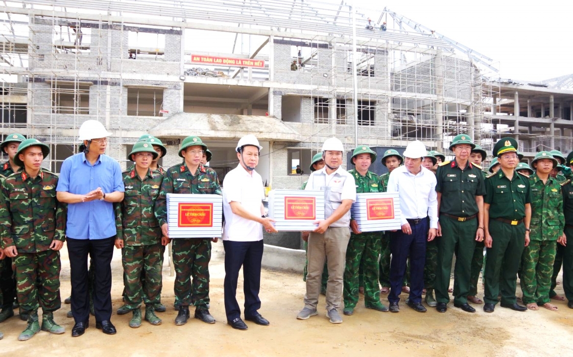 Phó Thủ tướng Lê Tiến Châu tặng quà động viên cán bộ, chiến sĩ trên công trường Dự án Trường phổ thông nội trú liên cấp Tiểu học và Trung học cơ sở tại xã A Lưới 4