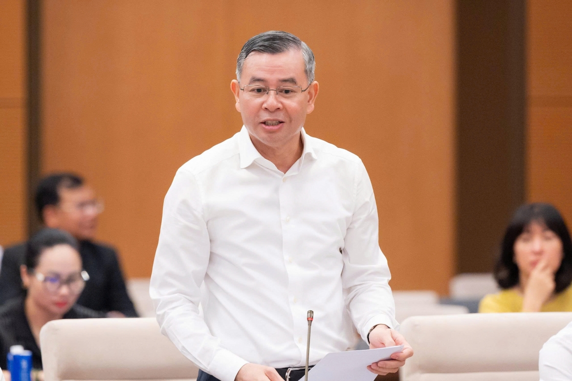 Bộ trưởng Bộ Tài chính Ngô Văn Tuấn trình bày Tờ trình của Chính phủ về dự thảo Nghị định quy định cơ chế, chính sách đặc thù đối với dự án xây dựng khu đô thị lấn biển tại Thành phố Đà Nẵng. Ảnh: Quốc hội.