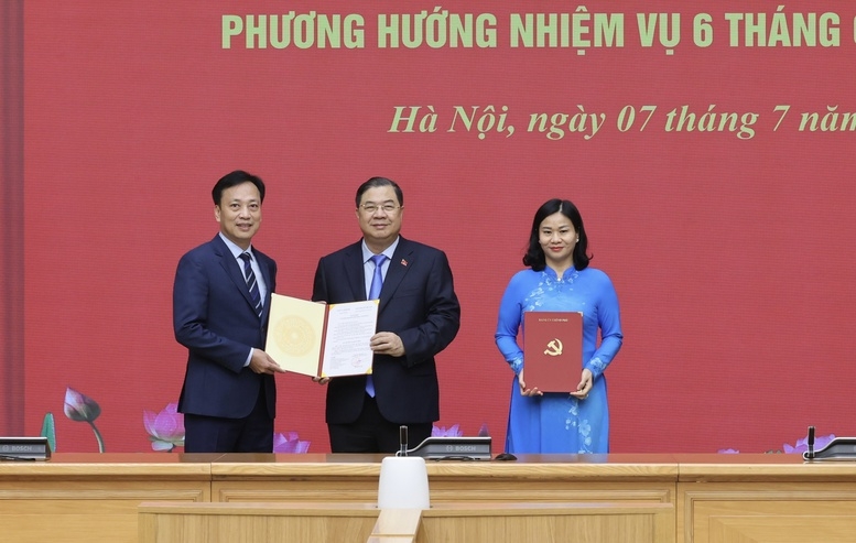 Phó Thủ tướng Thường trực Phạm Gia Túc trao quyết định nhân sự Thủ trưởng, Phó Thủ trưởng cơ quan Đảng ủy Chính phủ. Ảnh: VGP/Phương Nguyên