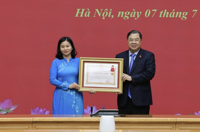 Phó Thủ tướng Thường trực trao Huân chương Lao động hạng Nhì cho đồng chí Nguyễn Thị Tuyến. Ảnh: VGP/Phương Nguyên