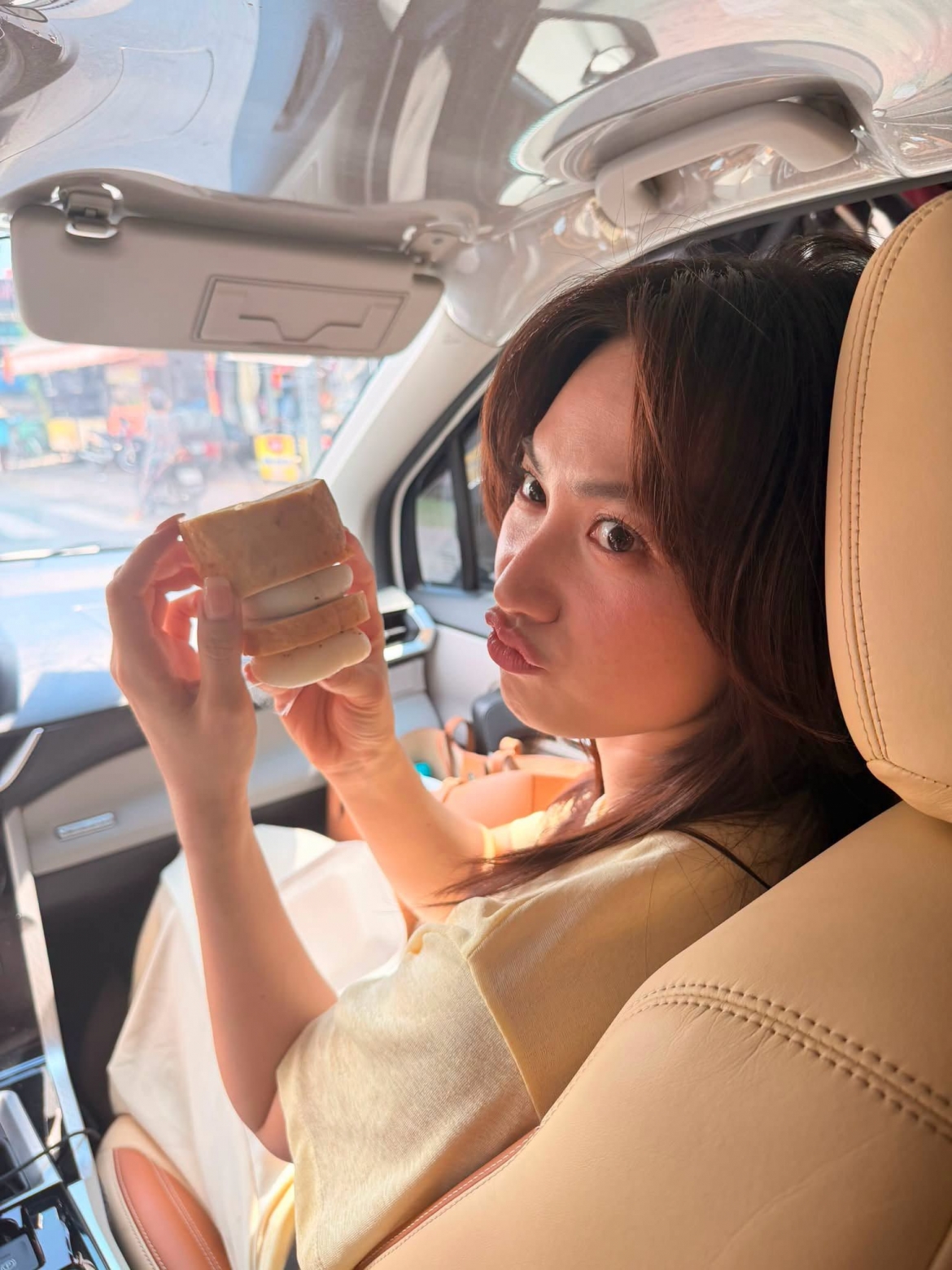 Phương Anh Đào khiến người hâm mộ thích thú với loạt ảnh đi ăn đầy tự nhiên.