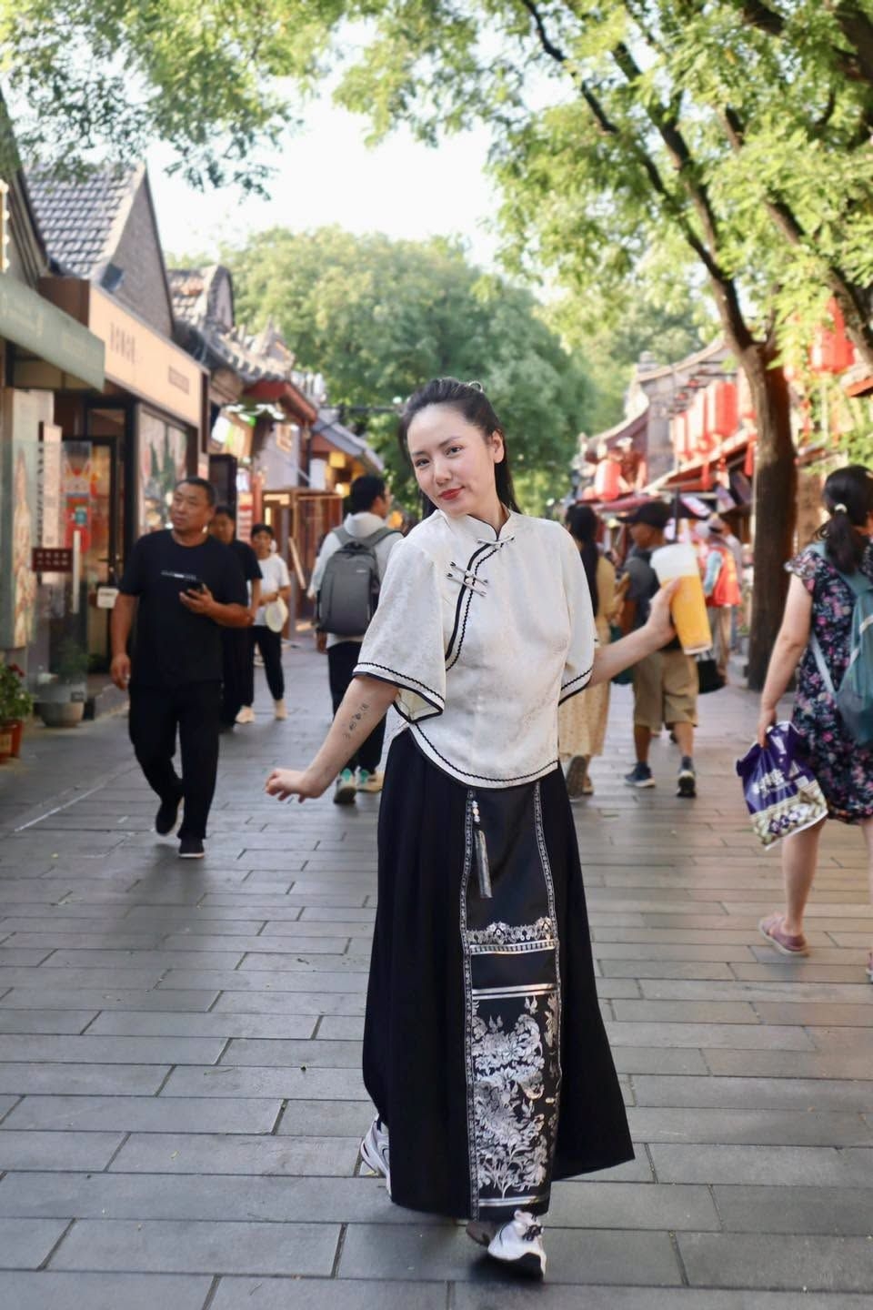 Ca sĩ Phương Linh tiếp tục mang đến tiếng cười với sự hài hước quen thuộc: "Tôi từng có vòng eo 60 đấy, cho nên mất mát chỉ là chuyện nhỏ".