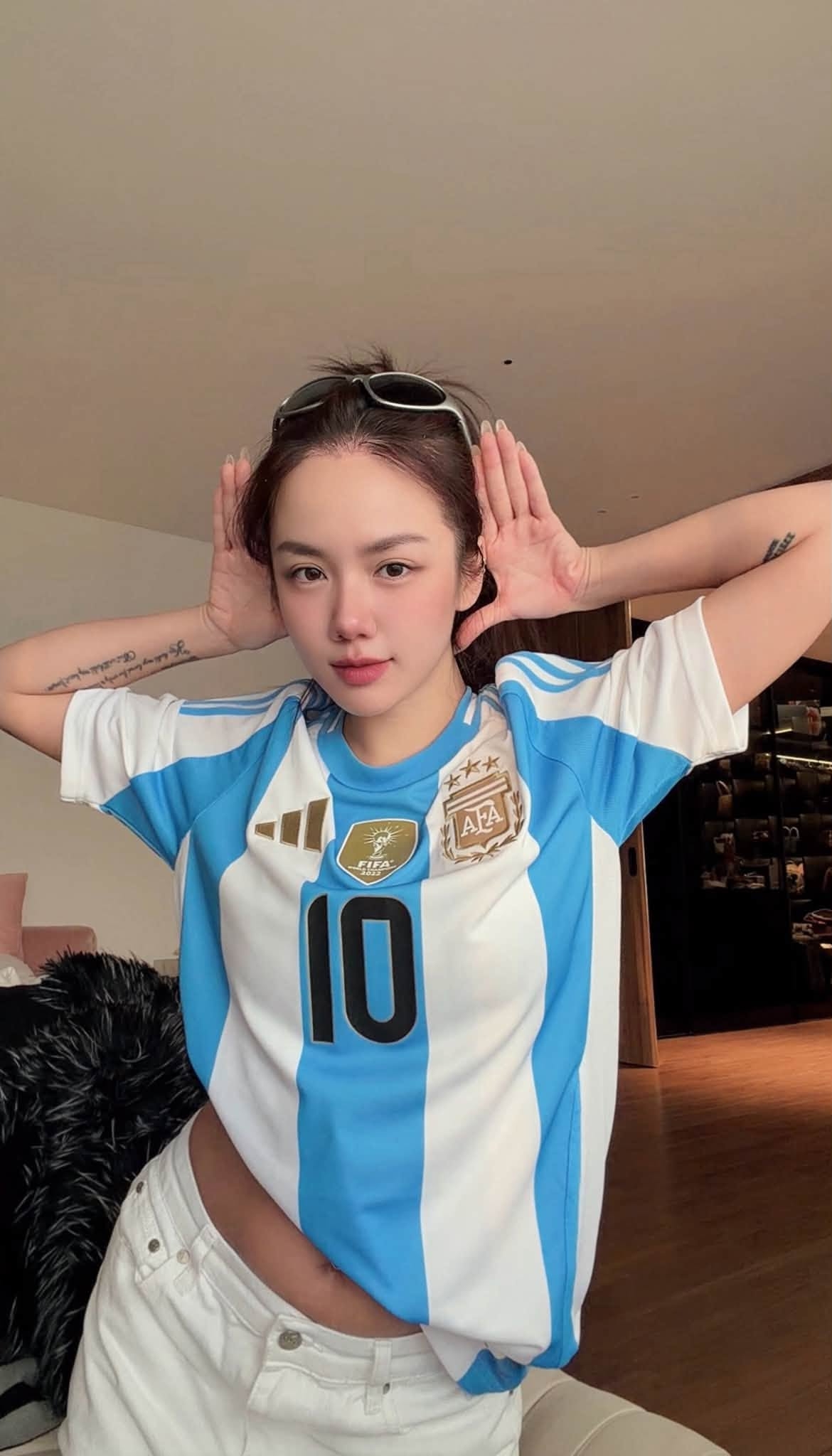Phương Ly khoe loạt ảnh rạng rỡ trong màu áo Argentina, hòa chung không khí sôi động của trận chung kết World Cup.