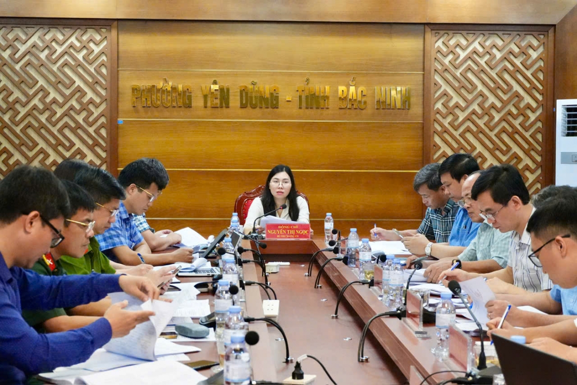 Bà Nguyễn Thị Ngọc, Bí thư Đảng ủy phường Yên Dũng tỉnh Bắc Ninh chủ trì cuộc họp triển khai công việc