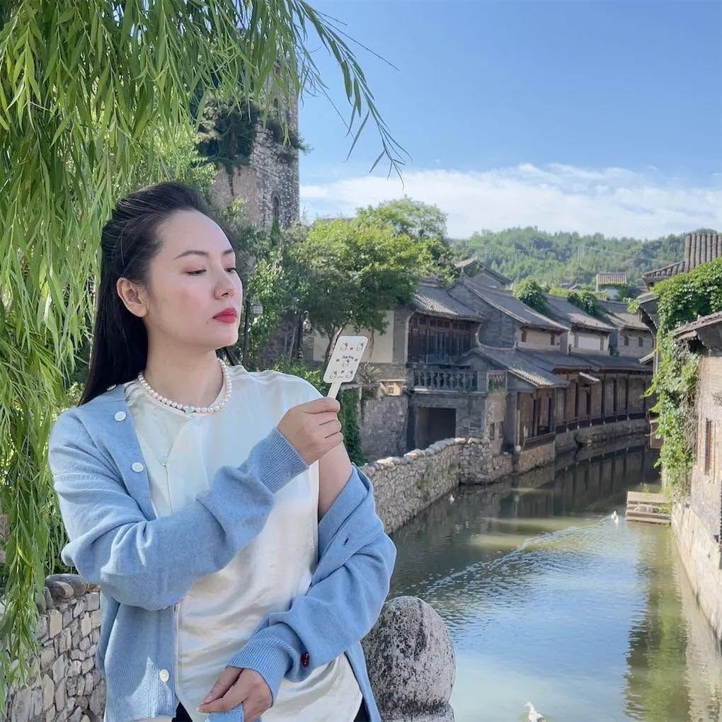 Ca sĩ Phương Linh đăng bộ ảnh phong cách locket cùng dòng trạng thái dí dỏm: "Chưa bao giờ thích màu xanh mà cái gì liên quan đến mình nó cũng xanh".