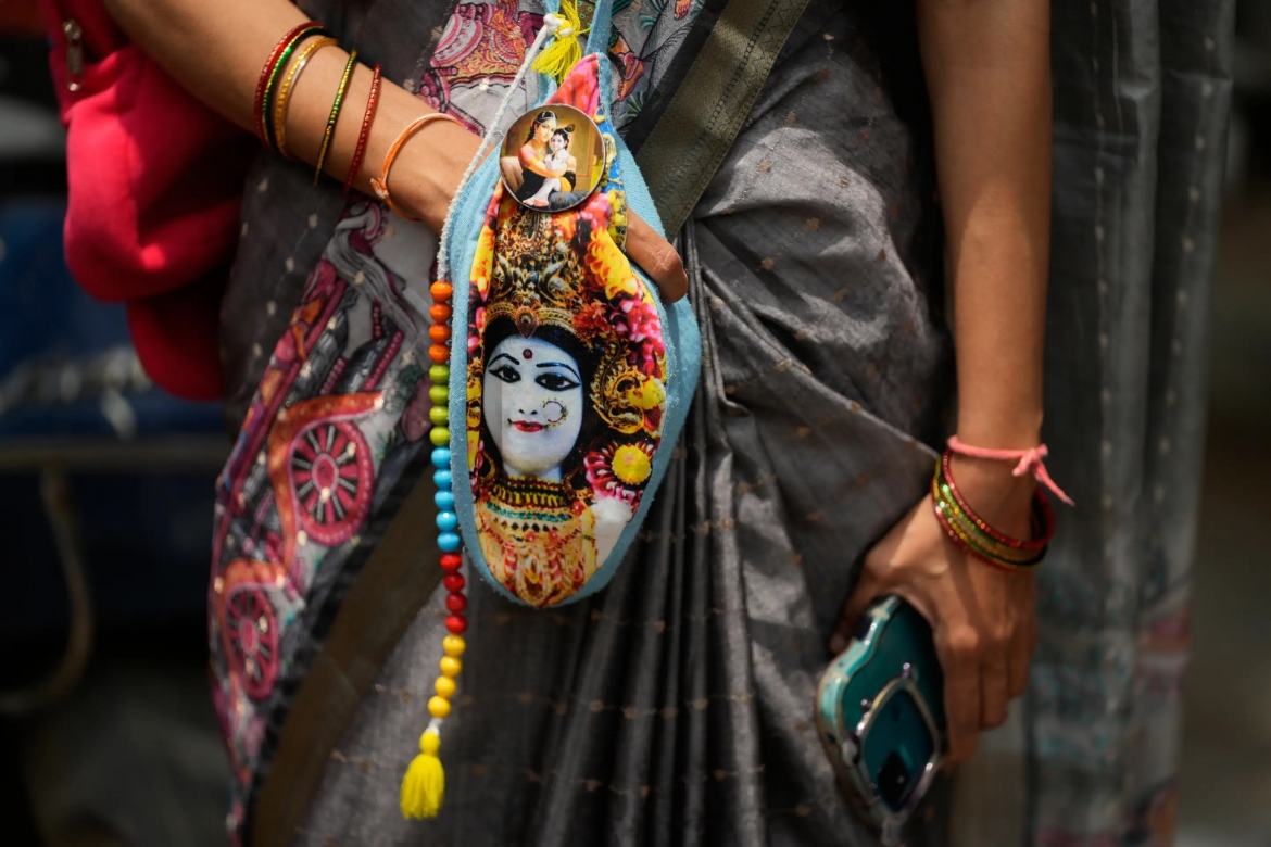 Một tín đồ Hindu giáo mang theo hạt cầu nguyện trong túi khi tham gia lễ rước Jagannath ở Hyderabad.