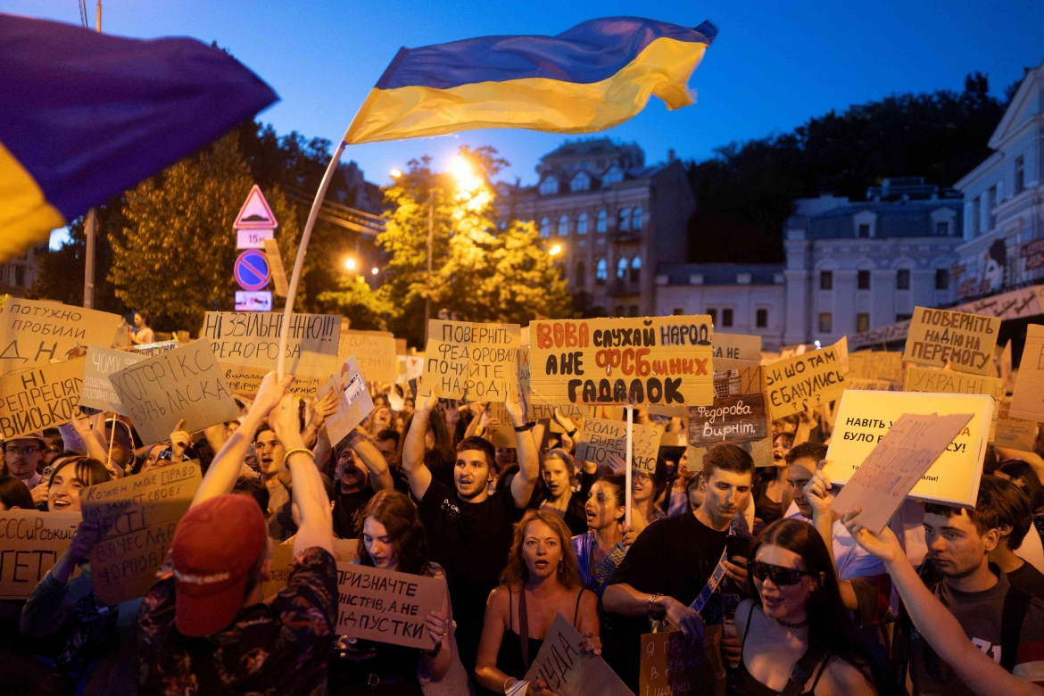 Cuộc biểu tình phản đối quyết định của Tổng thống Ukraine Volodymyr Zelensky thay thế Bộ trưởng Quốc phòng Mykhailo Fedorov tại thủ đô Kyiv ngày 18/7 (Ảnh: Reuters)