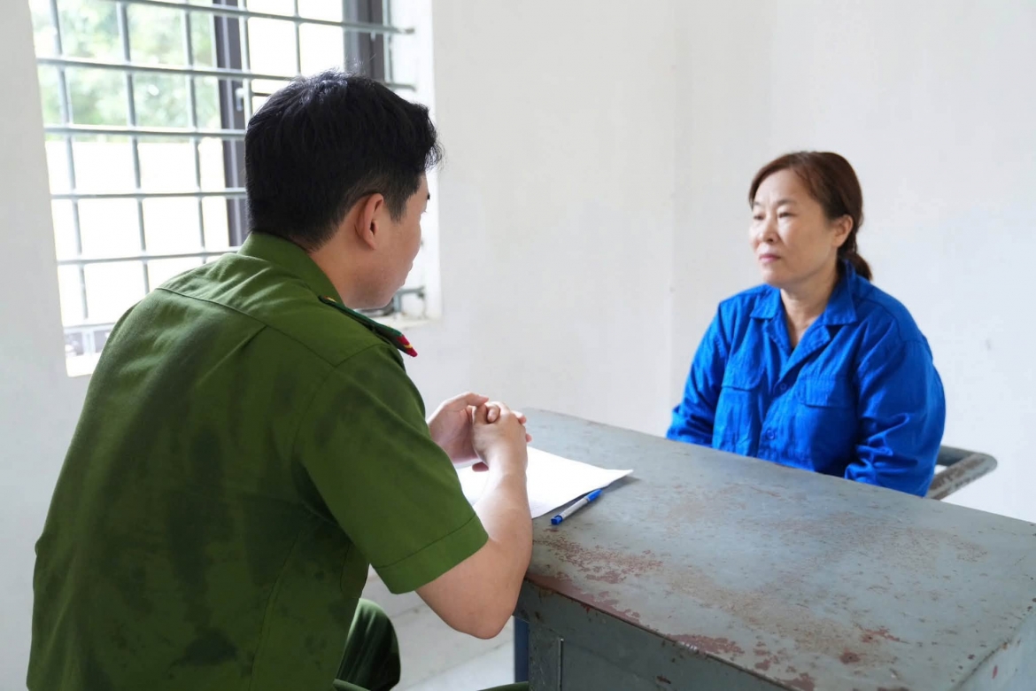Người phụ nữ bị khởi tố vì sản xuất tinh bột nghệ giả. Ảnh: Công an tỉnh Phú Thọ