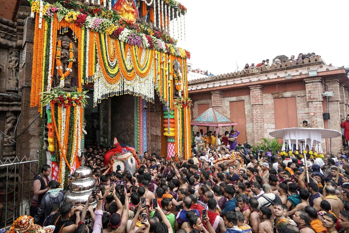 Các tín đồ khiêng tượng thần Jagannath lên xe rước tại đền Puri Jagannath, ở thành phố Puri, bang Odissa.
