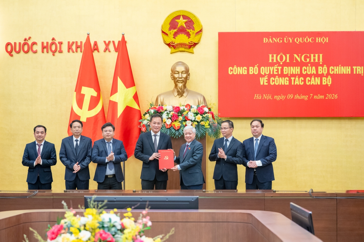 Phó Bí thư Thường trực Đảng ủy, Phó Chủ tịch Thường trực Quốc hội trao quyết định. Ảnh: Quốc hội