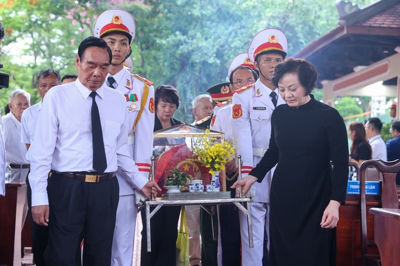 Phó Thủ tướng Chính phủ Phạm Thị Thanh Trà cùng các đại biểu thực hiện nghi thức quy tập, di chuyển hài cốt liệt sĩ vào nhà quàn. Ảnh: VGP/Nhật Bắc