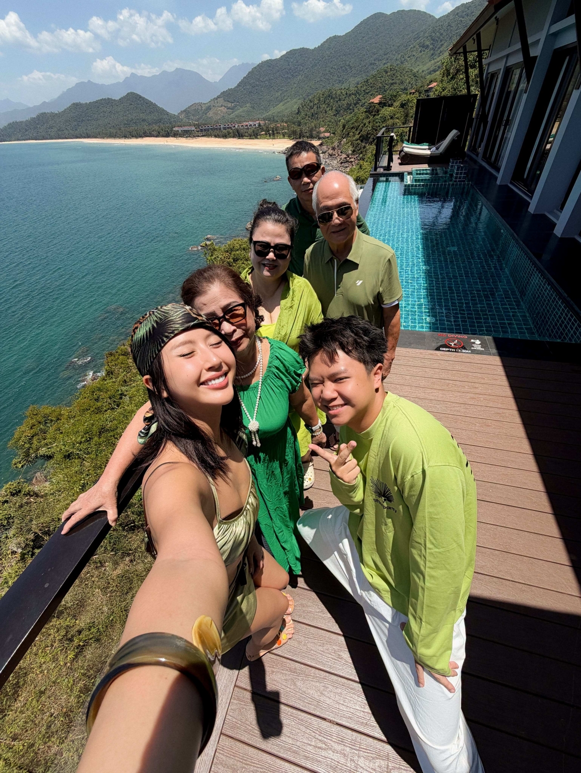 Quỳnh Anh Shyn chia sẻ kỳ nghỉ hạnh phúc bên gia đình với dòng trạng thái ngắn gọn: "Family time = quality time", tận hưởng những khoảnh khắc bình yên bên người thân.