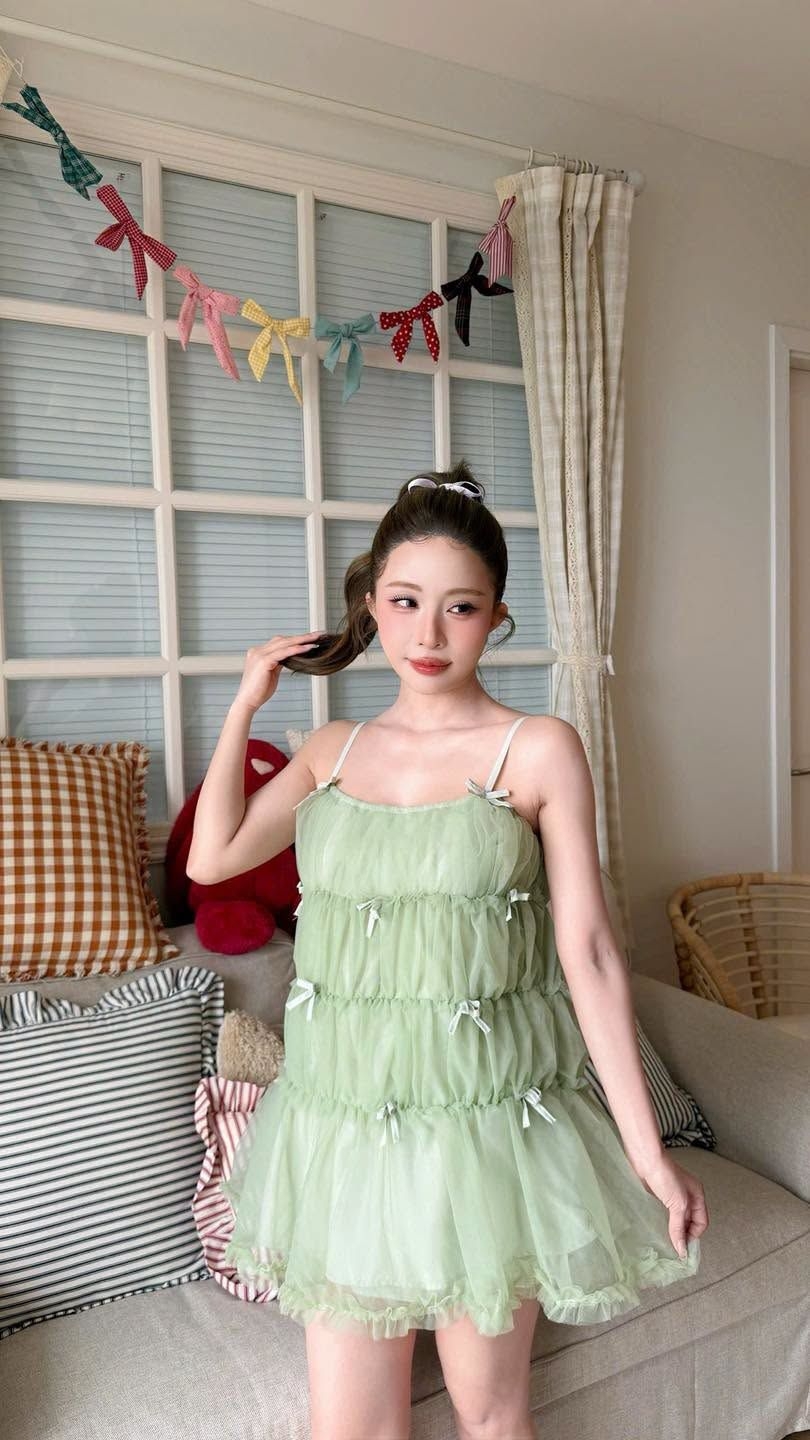 Quỳnh Nga khoe loạt ảnh trẻ trung, đáng yêu cùng dòng trạng thái đầy "thả thính": "Đừng hỏi em sao xinh, hãy hỏi sao anh chưa yêu em?". Nhan sắc rạng rỡ cùng thần thái tươi tắn của nữ diễn viên nhanh chóng thu hút nhiều lời khen từ người hâm mộ (Ảnh: FBNV).